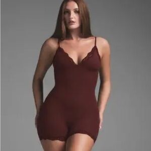 SKIMS Fits Everybody Lace Triangle Onesie Oxblood Medium